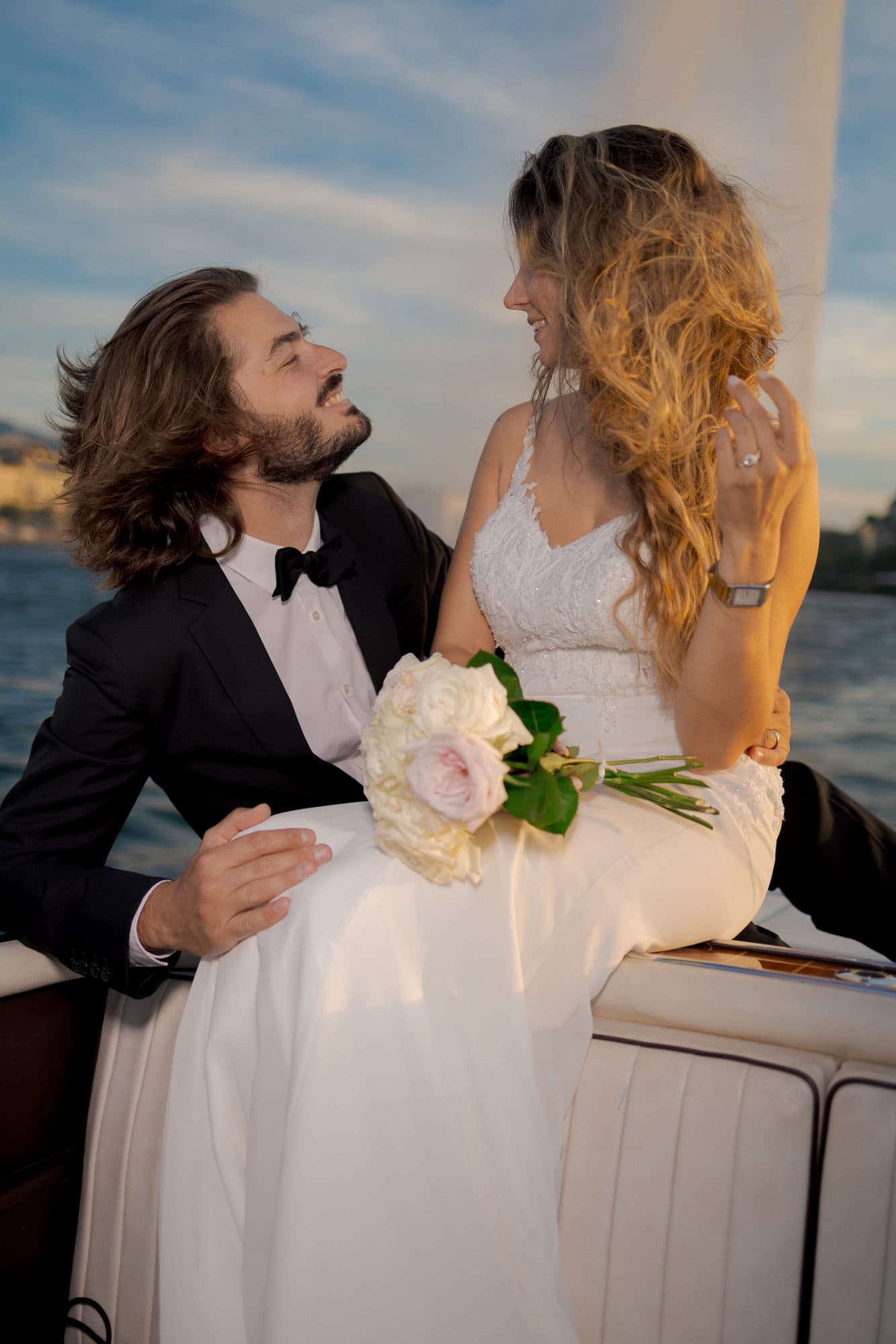 Bouquet de roses pâles et bague de fiançailles Silvio Rodrigues à bord du bateau — lac Léman
