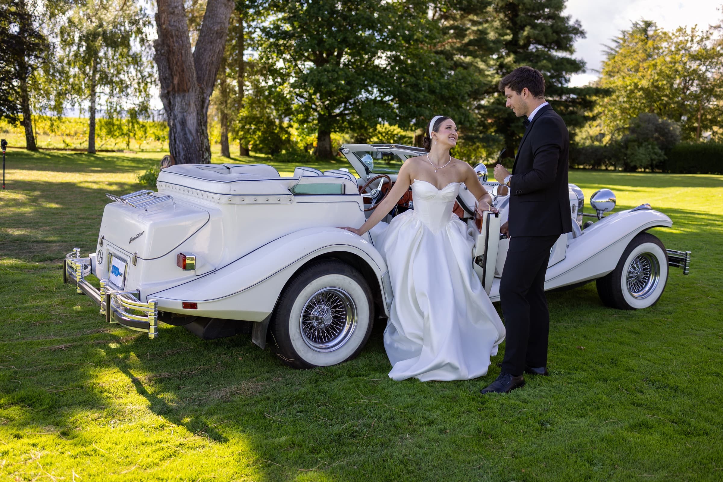 Éditorial mariage au Domaine La Capitaine — descente d'un roadster de collection crème dans les vignes, Gland Vaud — Benjamin Pierre Photographie