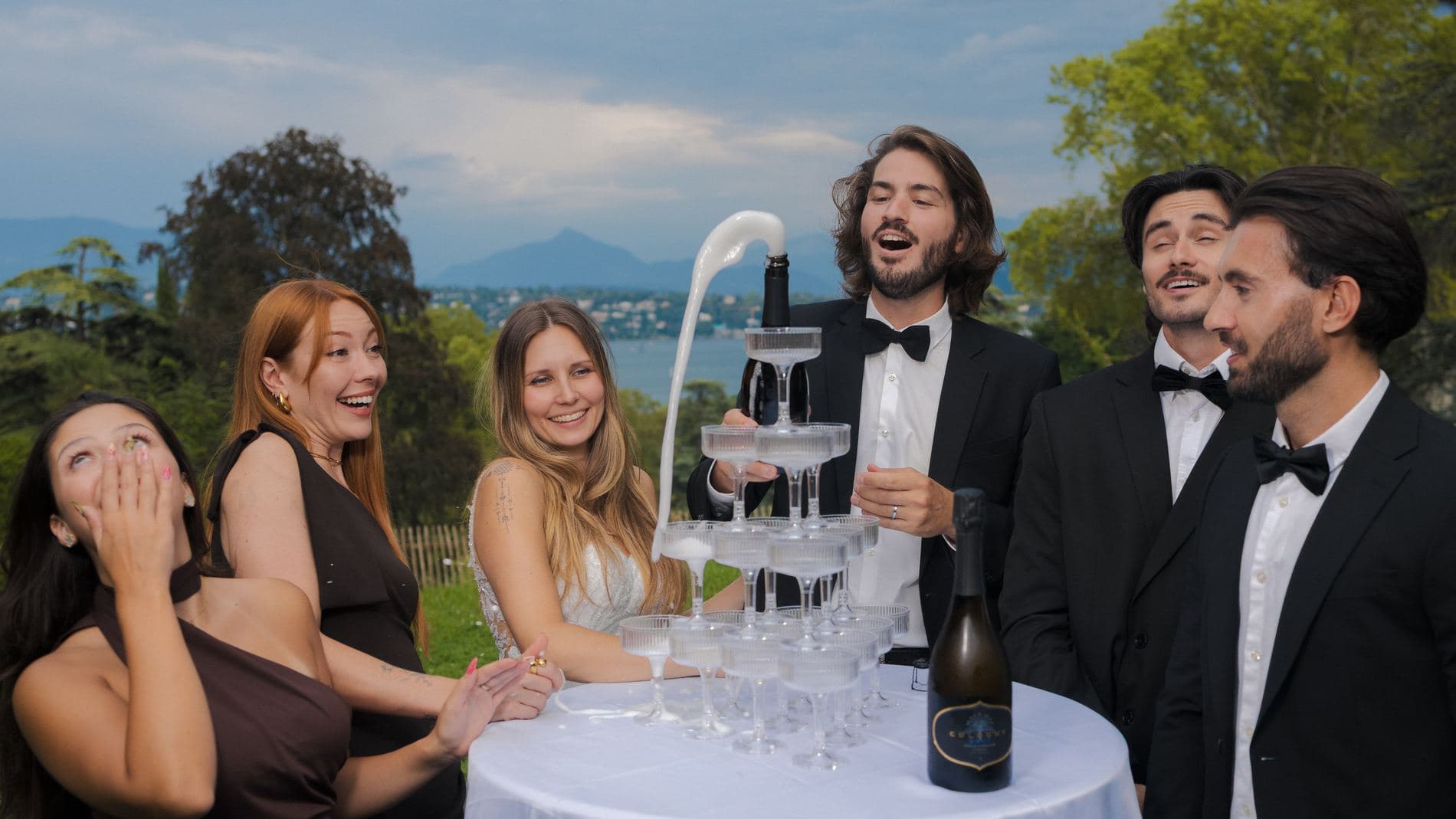 Fontaine de champagne au crépuscule sur le lac Léman — cuvée Cologny Brut du Domaine de la Vigne Blanche, Domaine de Penthes