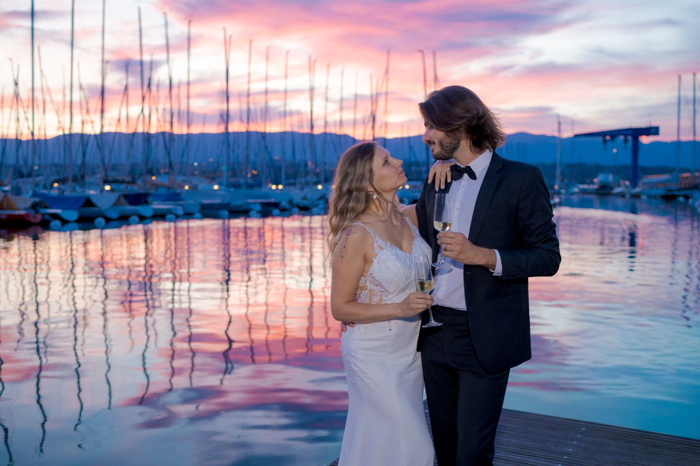 Photographe mariage luxe Genève — Maries champagne crepuscule port lac leman — Benjamin Pierre