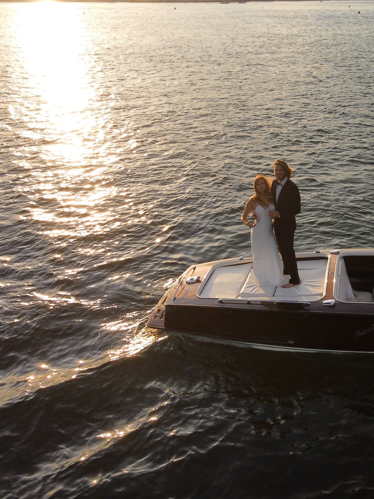 Photographe mariage luxe Genève — Drone maries bateau acajou golden hour lac leman — Benjamin Pierre