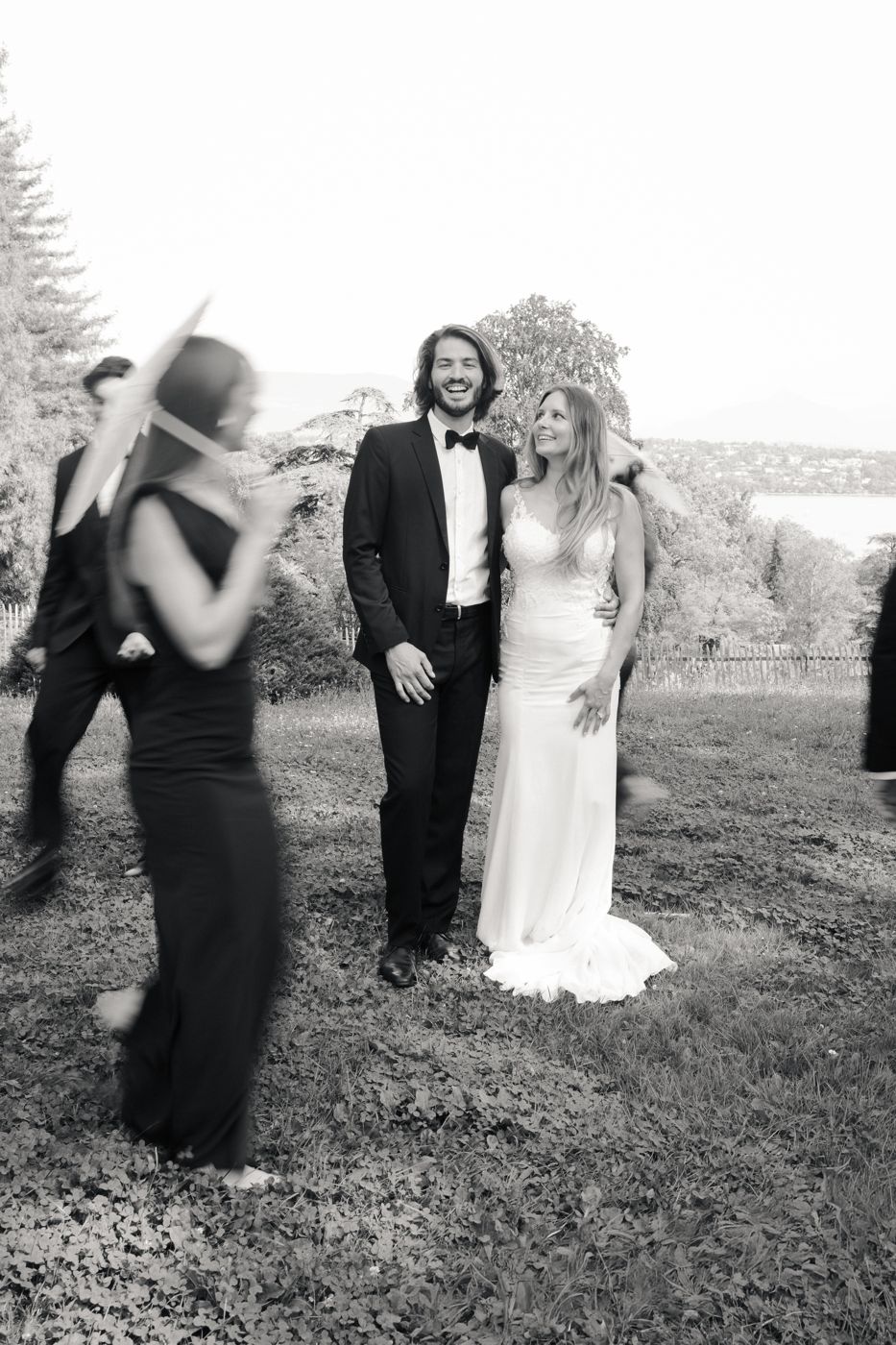 Photographe mariage luxe Genève — Couple maries rire lac leman noir blanc — Benjamin Pierre