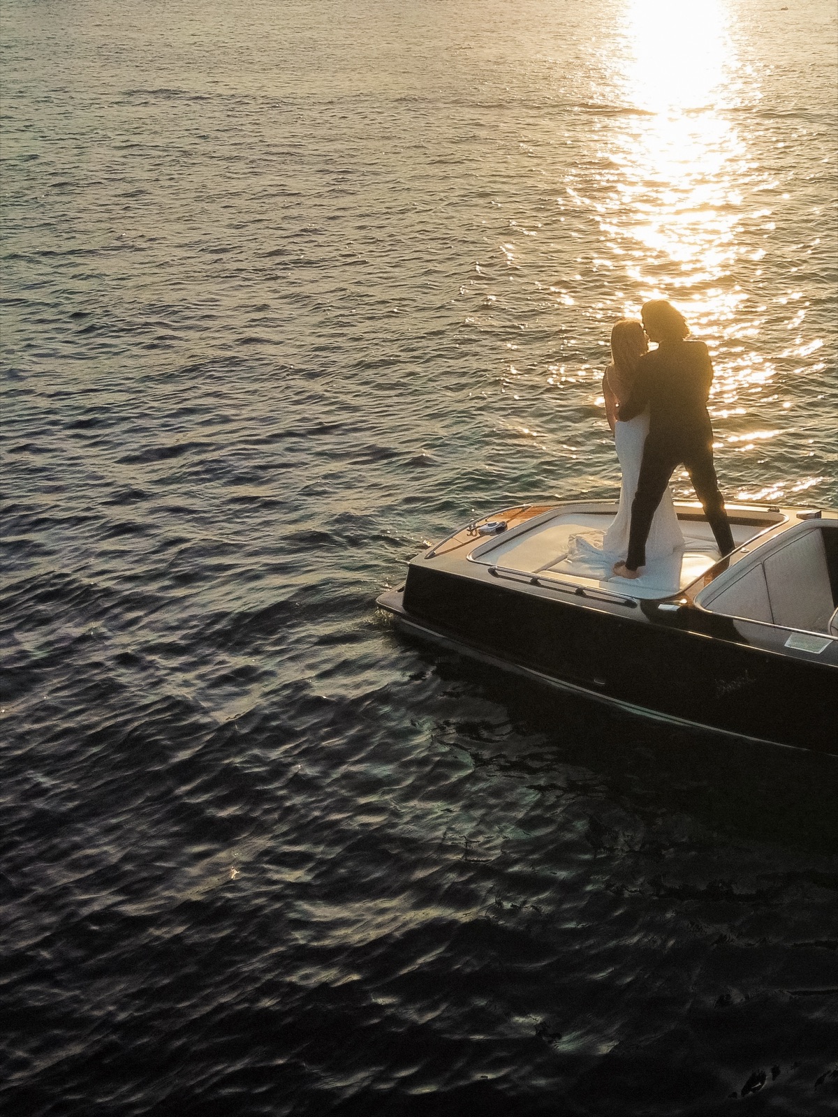 Photographe mariage luxe Genève — Drone maries bateau coucher soleil lac leman — Benjamin Pierre