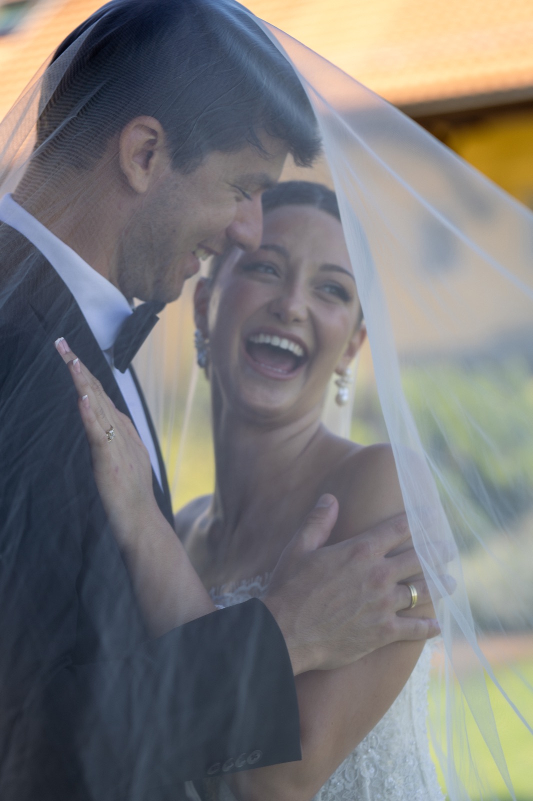 Photographe mariage luxe Genève — Couple maries voile rire complicite — Benjamin Pierre