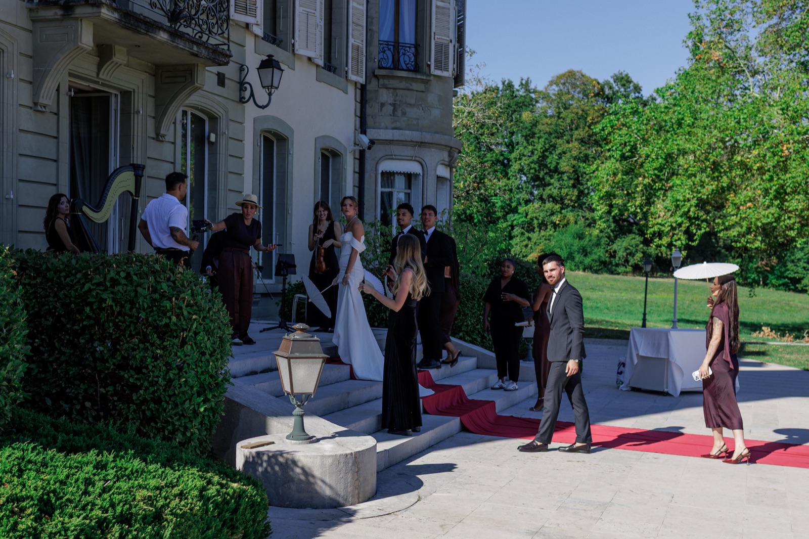 Photographe mariage luxe Genève — Chateau arrivee invites tapis rouge mariage — Benjamin Pierre