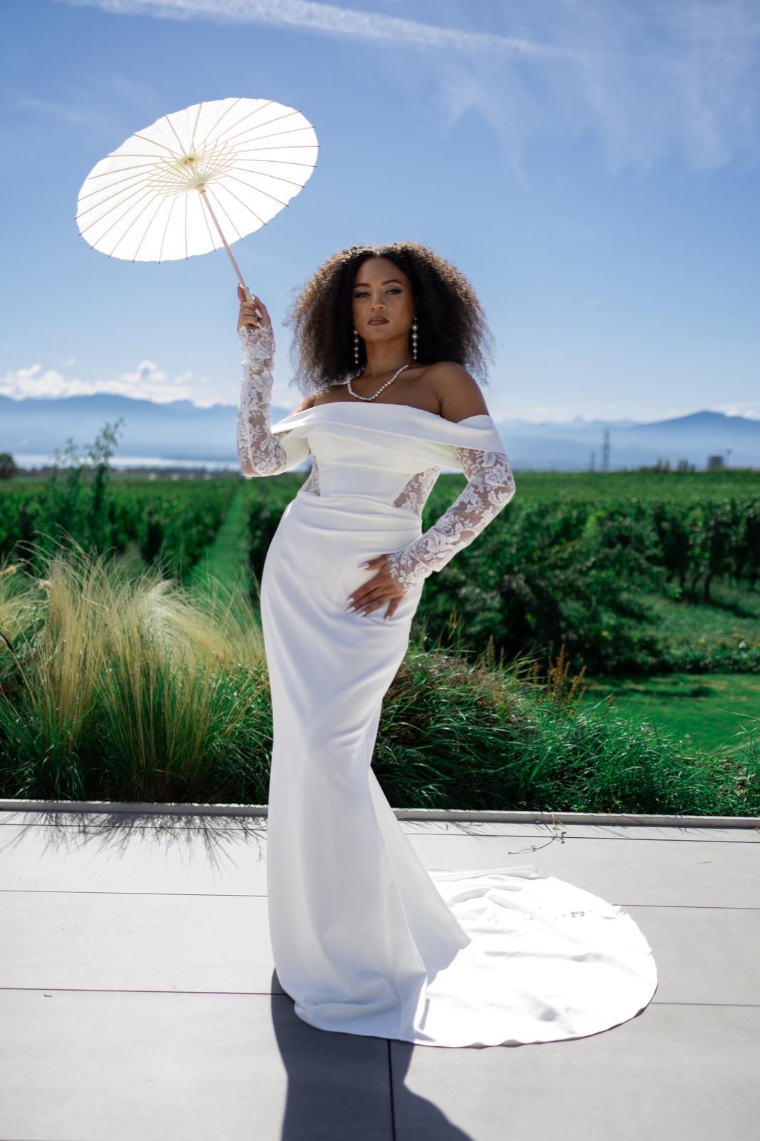 Photographe mariage luxe Genève — Mariee ombrelle robe fourreau vignes — Benjamin Pierre