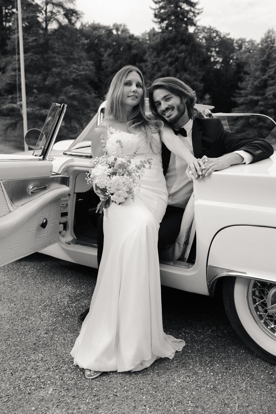 Photographe mariage luxe Genève — Couple maries voiture vintage noir blanc geneve — Benjamin Pierre