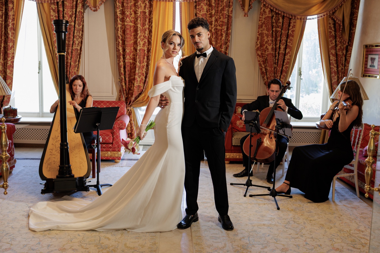 Photographe mariage luxe Genève — Couple maries quatuor cordes salon palace — Benjamin Pierre