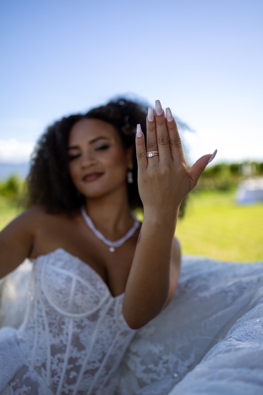 Photographe mariage luxe Genève — Mariee bague fiancailles robe dentelle — Benjamin Pierre