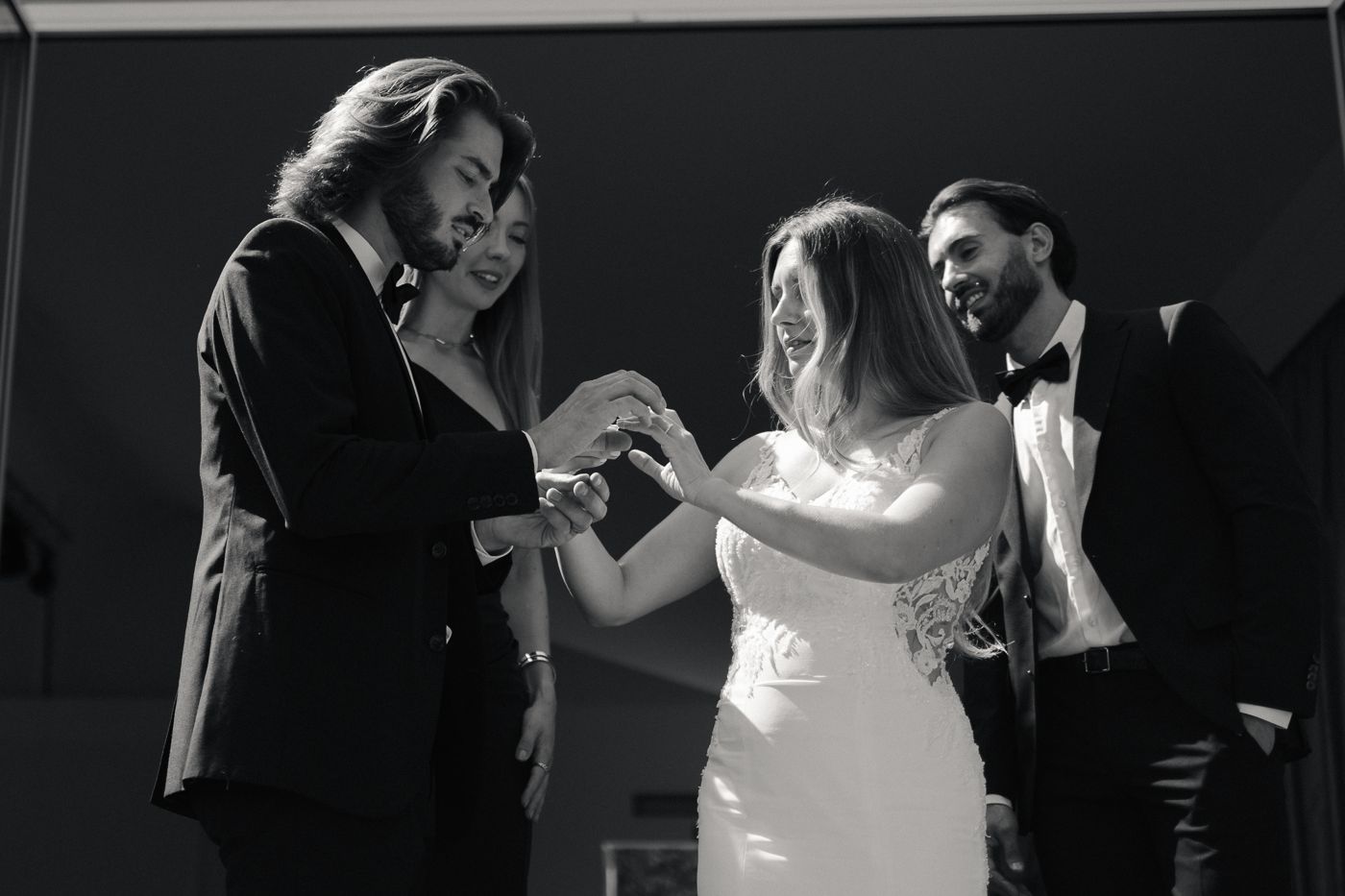 Photographe mariage luxe Genève — Echange alliances ceremonie noir blanc geneve — Benjamin Pierre