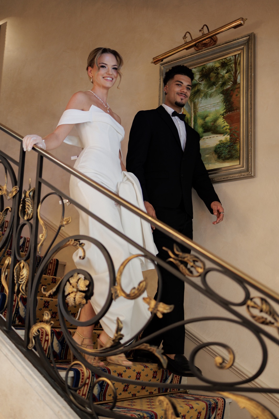 Photographe mariage luxe Genève — Couple maries escalier fer forge palace — Benjamin Pierre