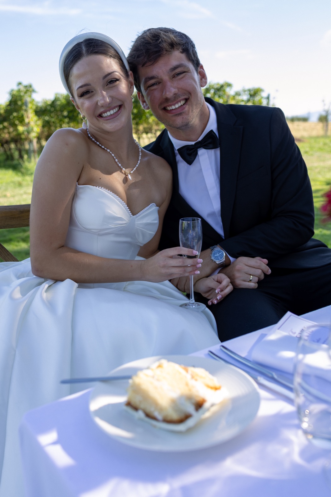 Photographe mariage luxe Genève — Couple maries table vignes gateau — Benjamin Pierre