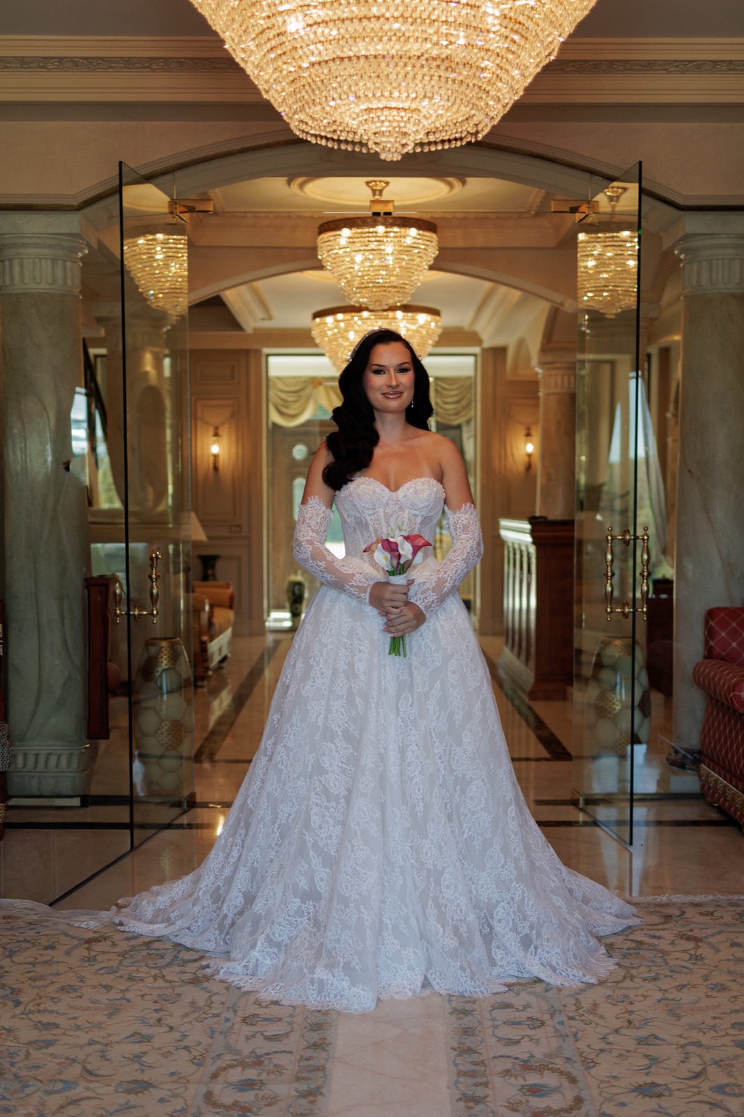 Photographe mariage luxe Genève — Mariee robe princesse dentelle hall palace — Benjamin Pierre