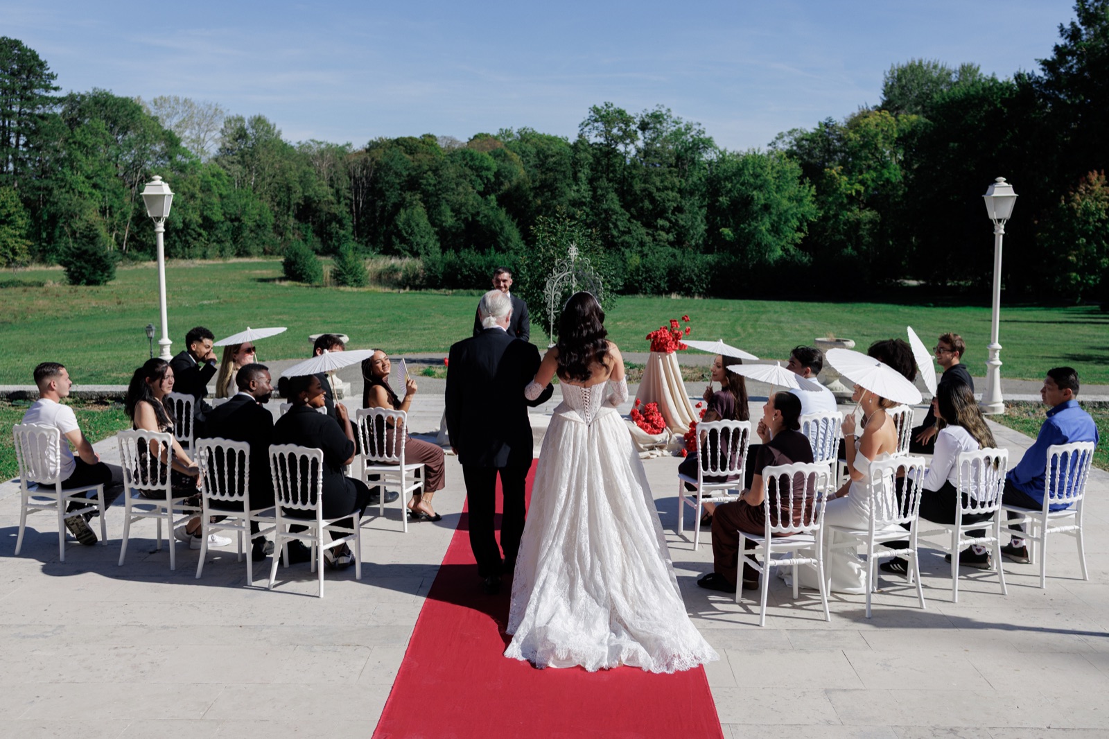 Photographe mariage luxe Genève — Ceremonie entree mariee tapis rouge chateau — Benjamin Pierre