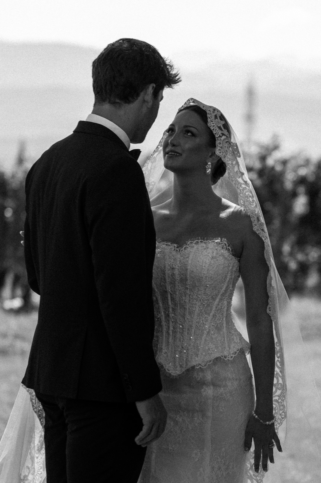 Photographe mariage luxe Genève — Couple maries voile dentelle noir blanc — Benjamin Pierre
