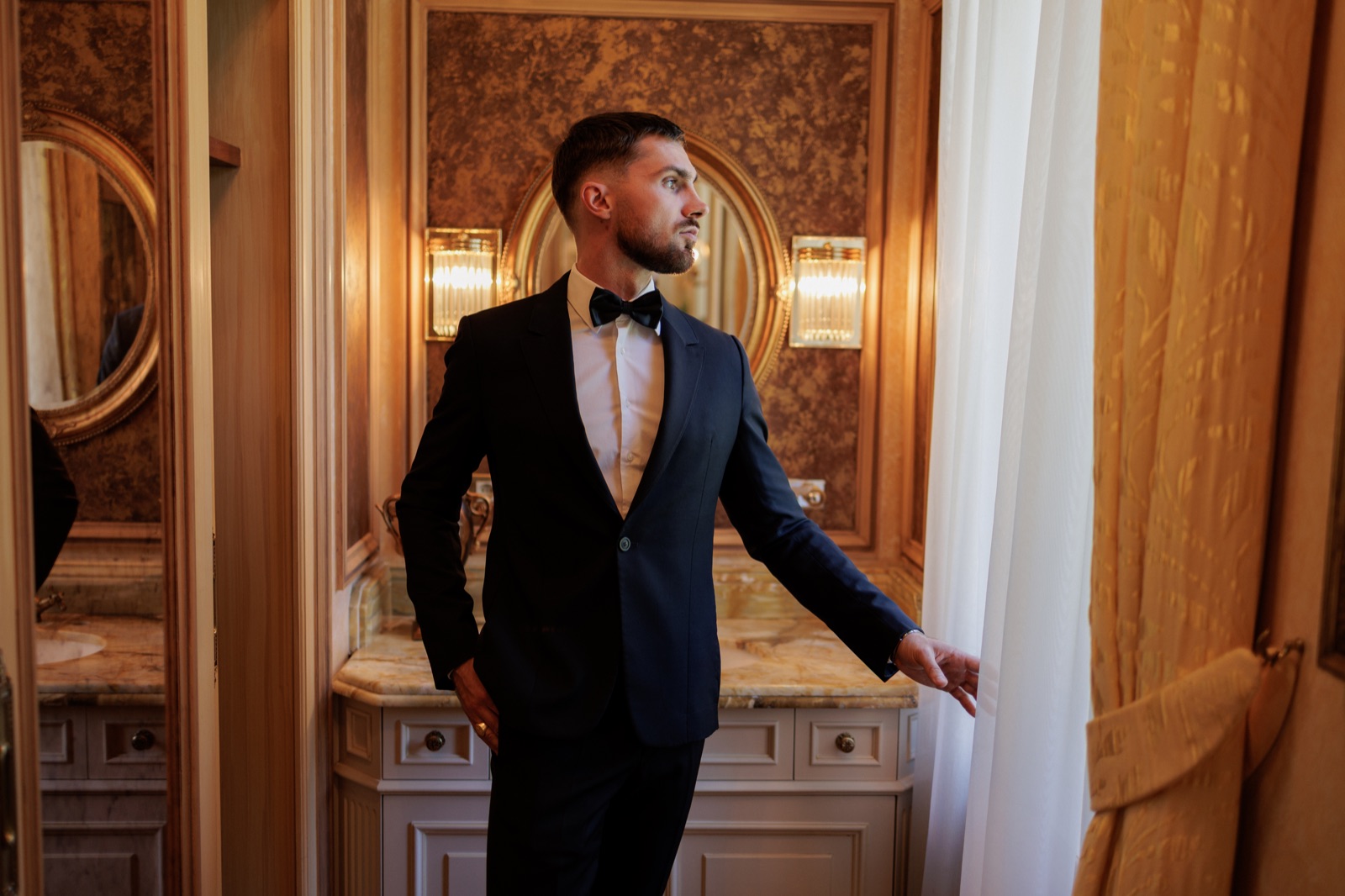Photographe mariage luxe Genève — Marie smoking preparatifs suite palace — Benjamin Pierre