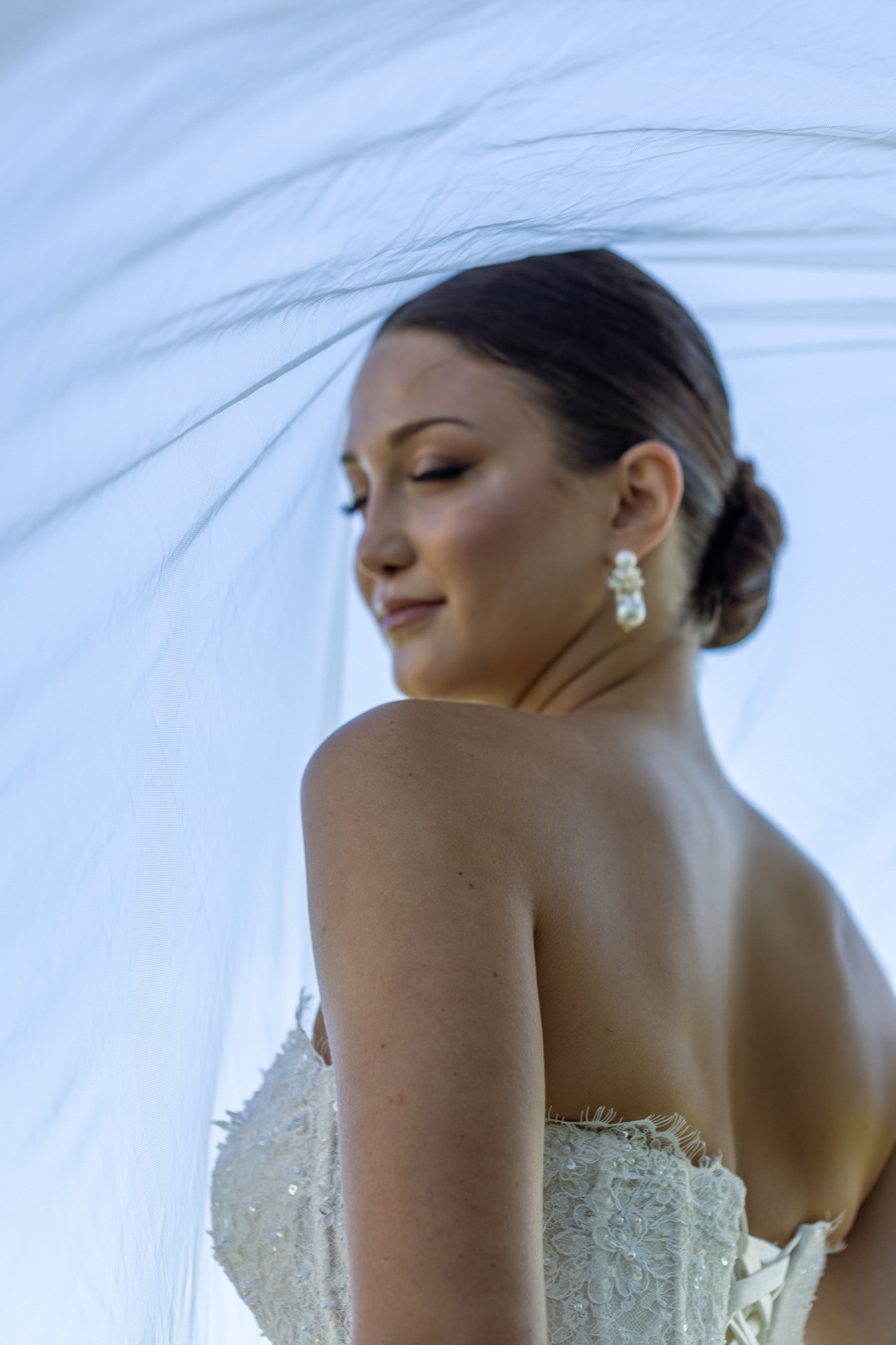 Photographe mariage luxe Genève — Mariee portrait voile vent profil — Benjamin Pierre
