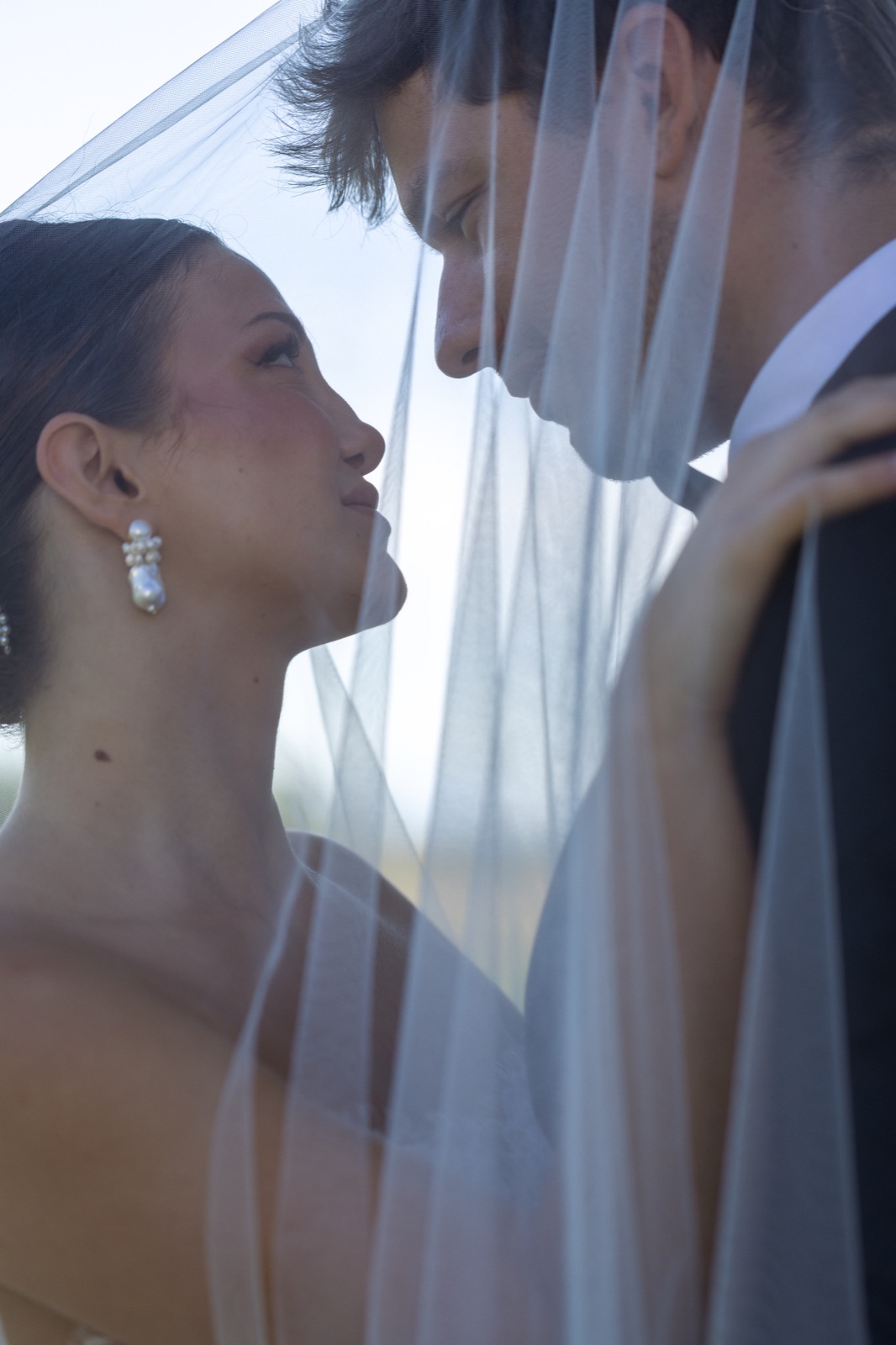 Photographe mariage luxe Genève — Couple maries voile intime face a face — Benjamin Pierre