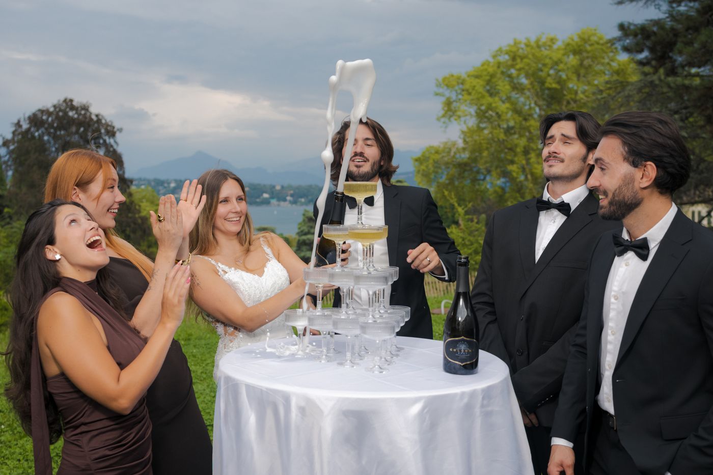 Photographe mariage luxe Genève — Pyramide champagne reception mariage lac leman — Benjamin Pierre
